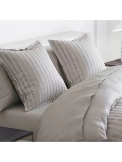 Cacharel 2-delige Set: Satijnen Kussenslopen Beige -Home Uitgebreid Winkel cacharel 2 delige set satijnen kussenslopen beige 1