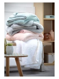 Plaid "Calin" Lichtroze - (L)160 X (B)130 Cm -Home Uitgebreid Winkel stof france plaid calin lichtroze l 160 x b 130 cm 2